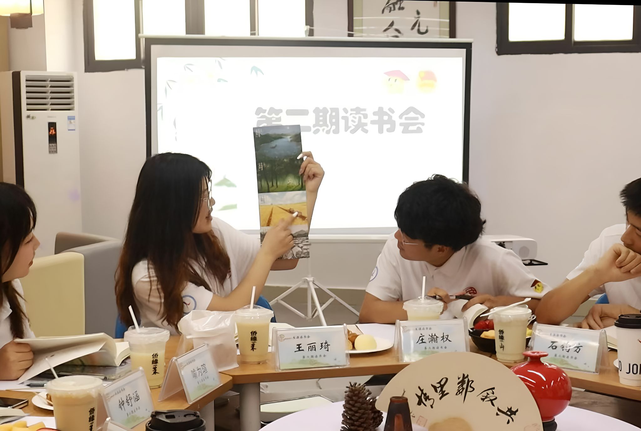 16.学生社区举办生涯读书会.jpg